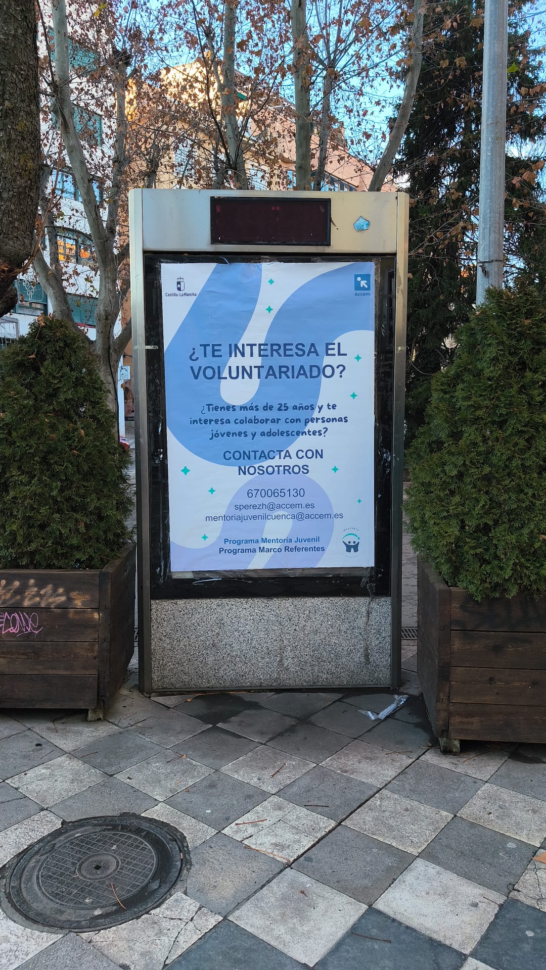 Campaña de publicidad en mupi en la plaza de la Hispanidad, frente al colegio San Esteban, Cuenca