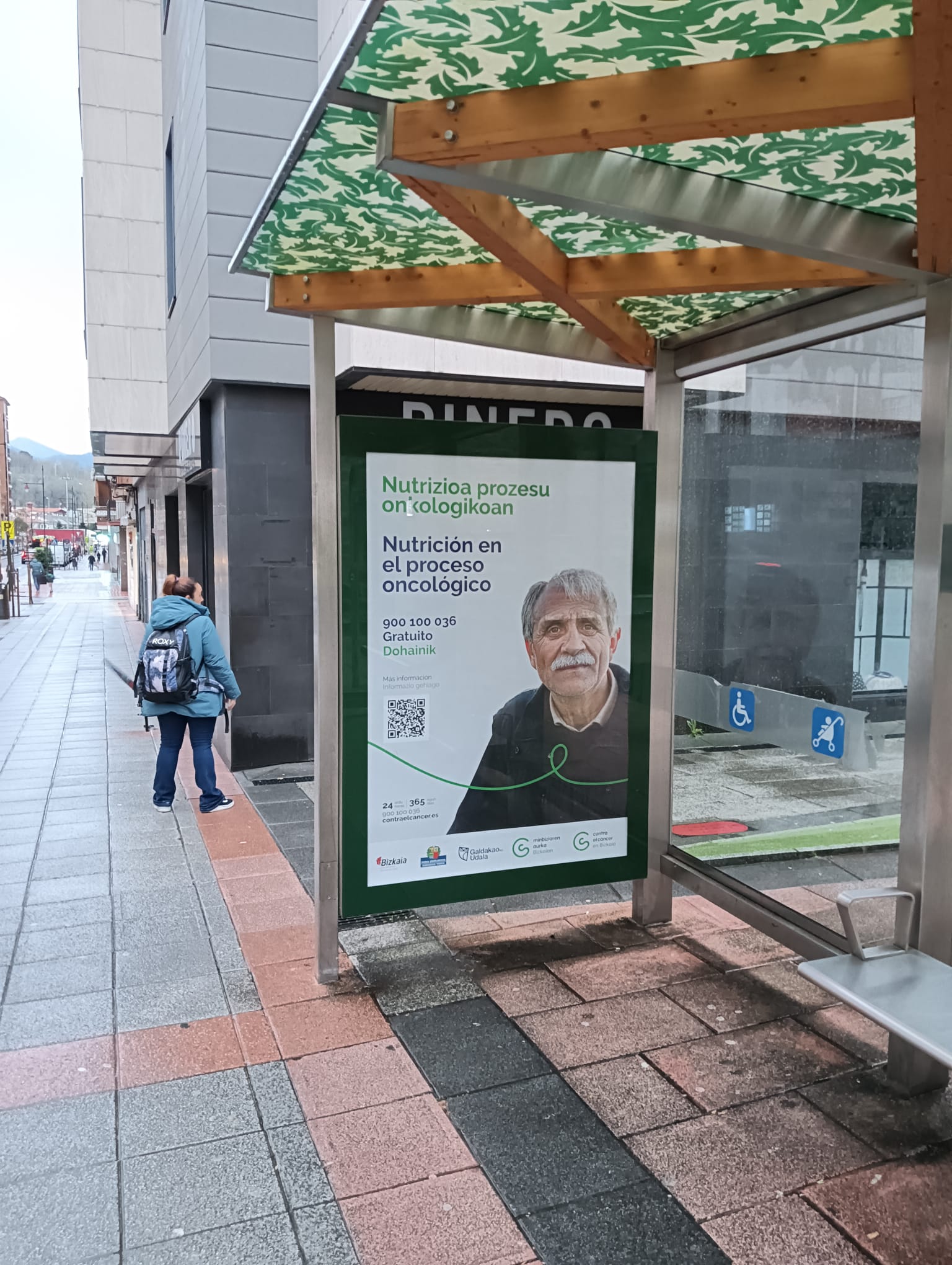 Campaña de publicidad en marquesina en la calle Juan Bautista Uriarte, a la altura de Plazakoetxe, Galdakao