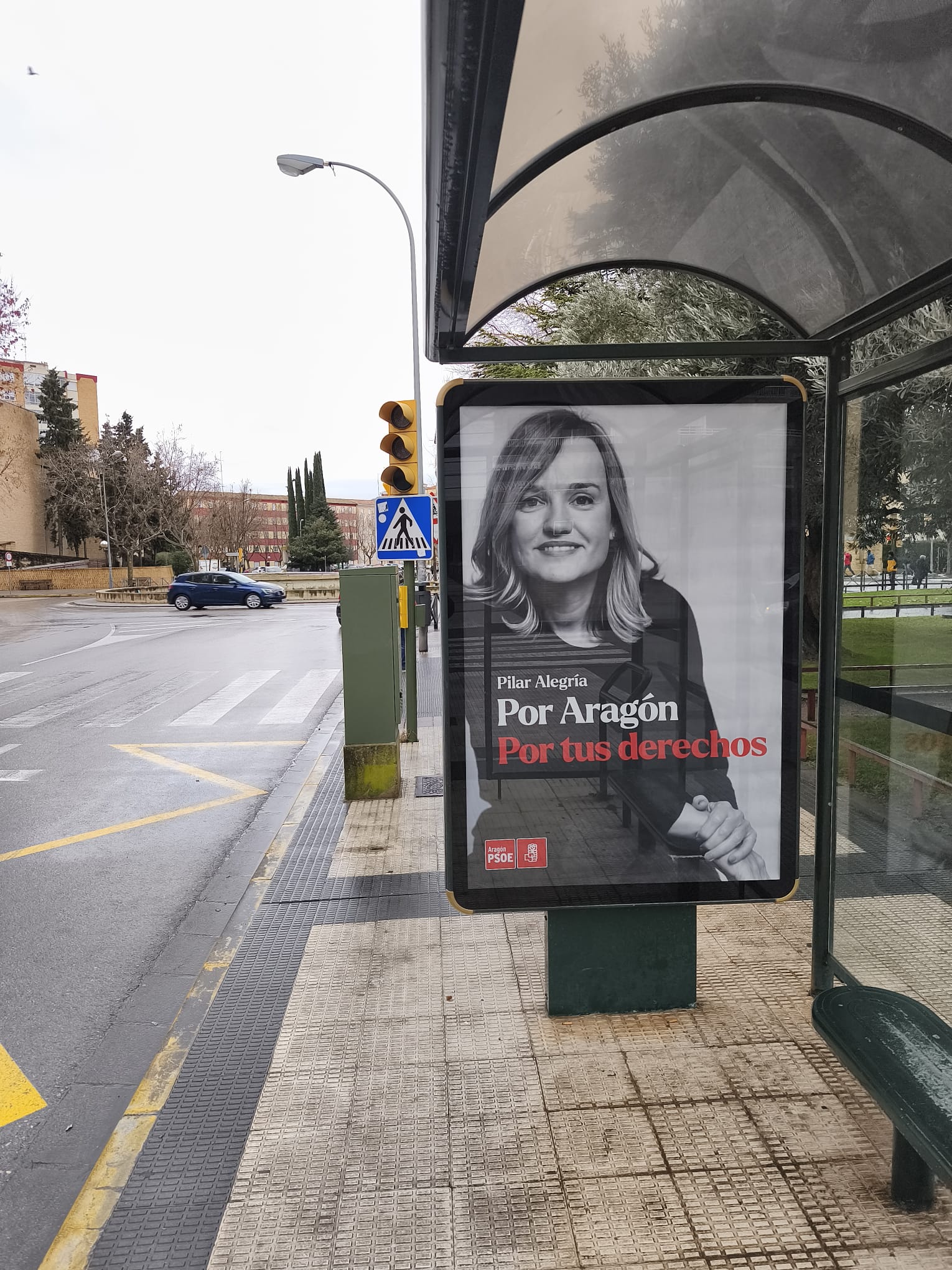 Campaña de publicidad en marquesina en la calle Fraga, junto a la avenida de los Pirineos, Huesca