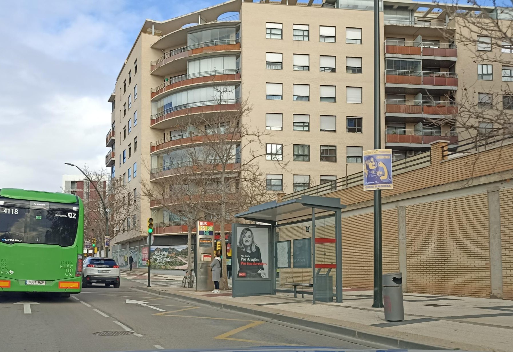 Campaña de publicidad en marquesina en la Avenida de Cataluña, Zaragoza