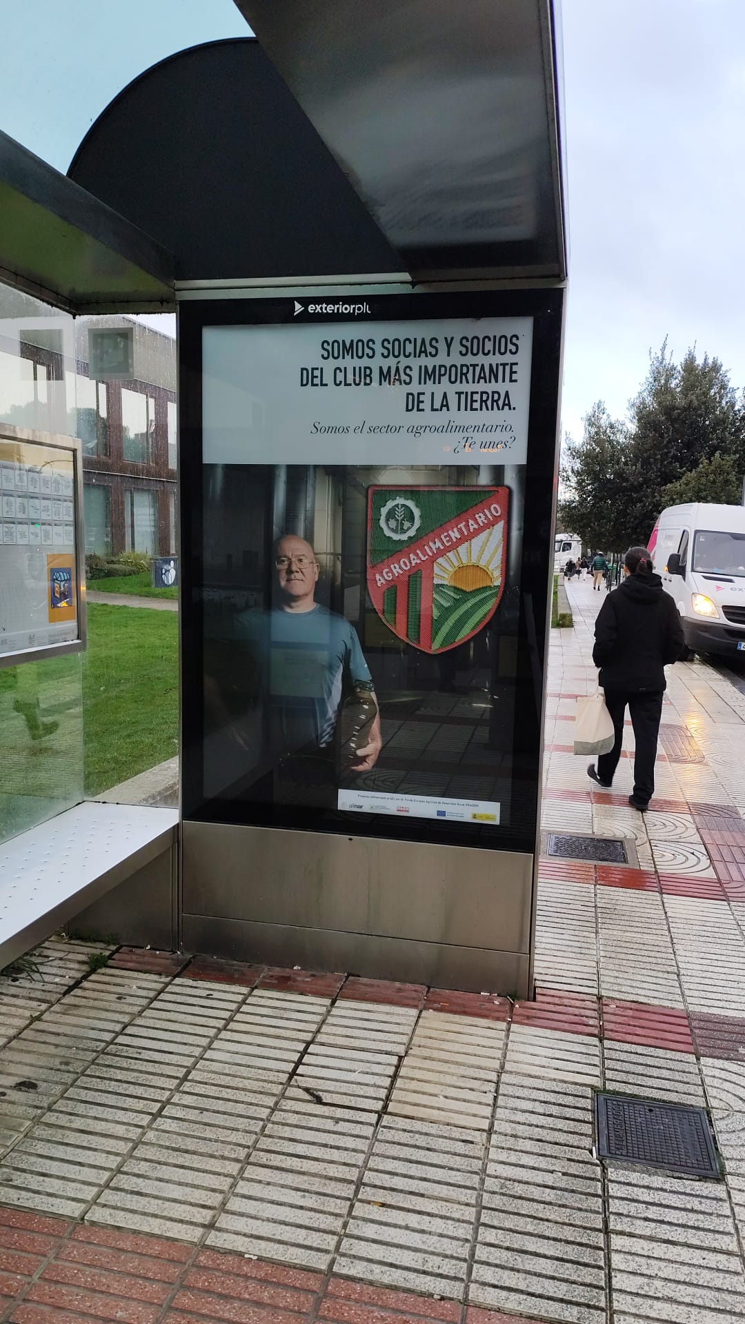 Campaña de publicidad en marquesina en la Avenida Pío XII, Pamplona