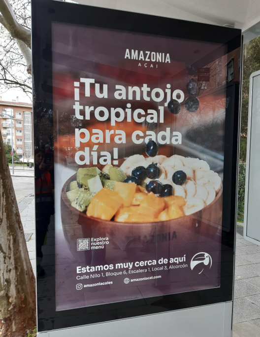 Campaña de publicidad en marquesina en la avenida del Oeste, Alcorcón