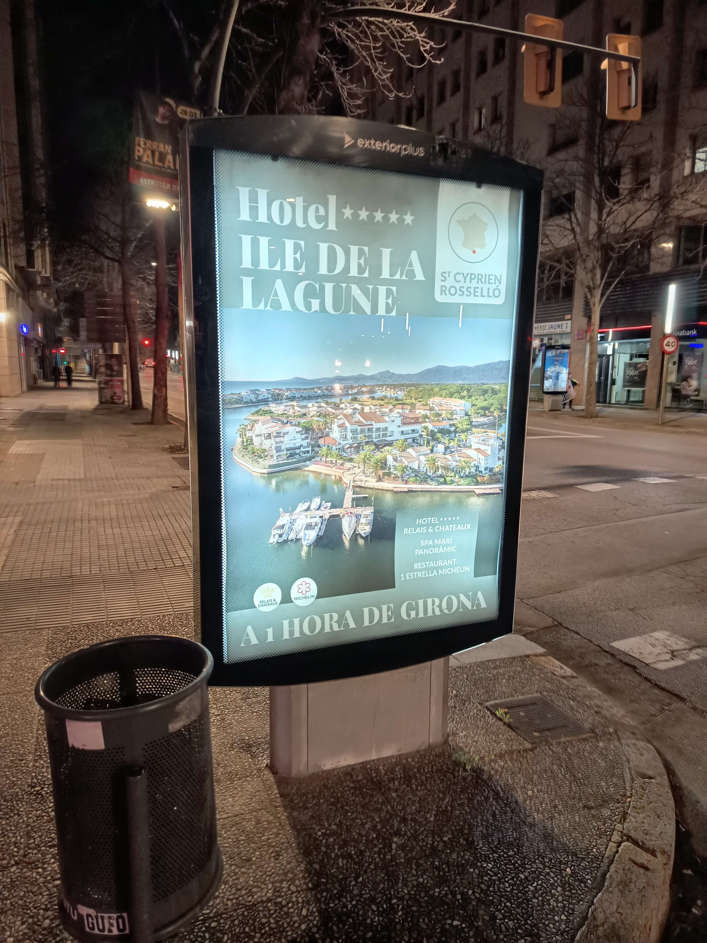 Campaña de publicidad en mupi en la carretera de Barcelona, Girona
