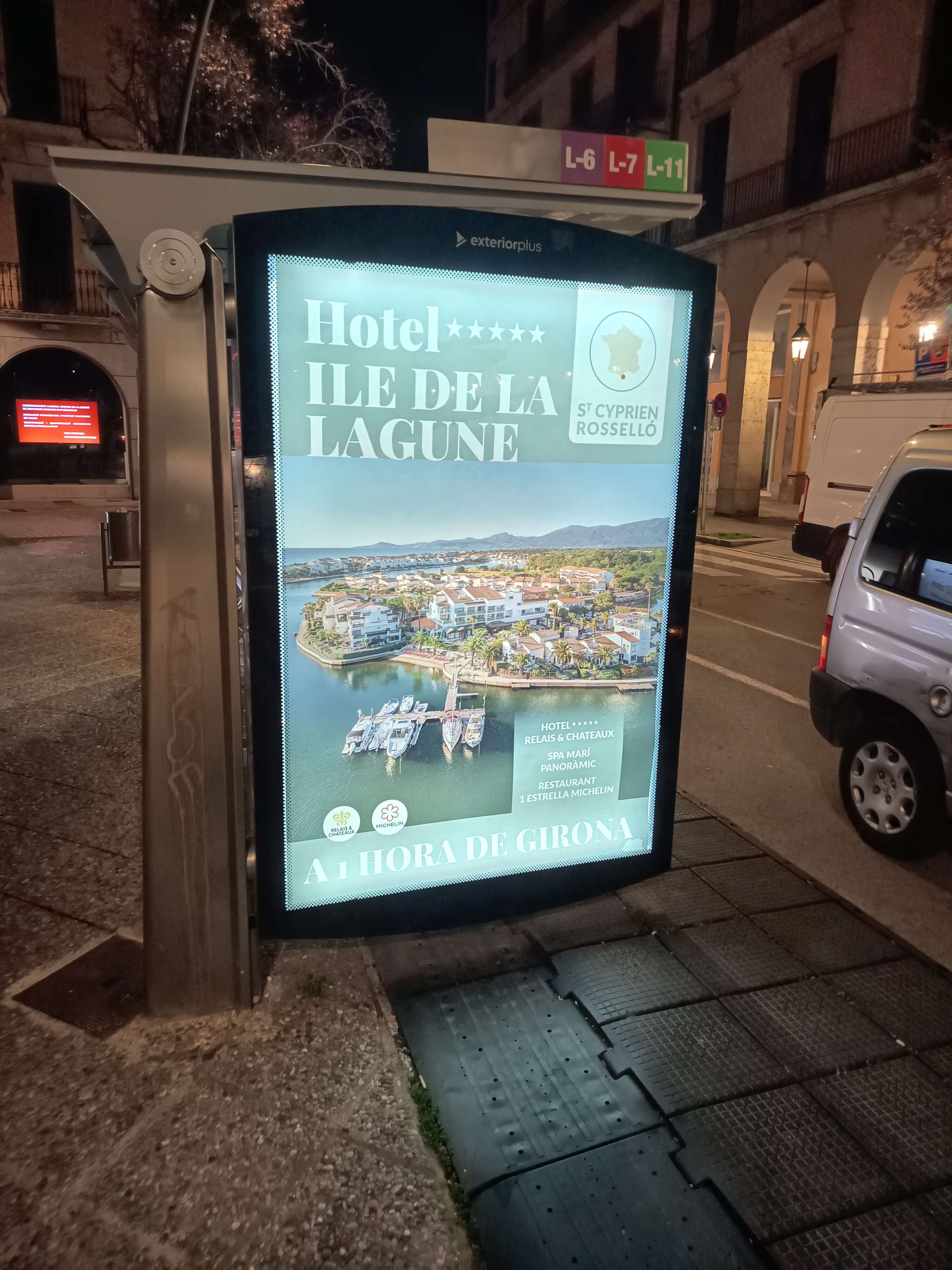Campaña de publicidad en marquesina en la calle Ramon Folch, Girona