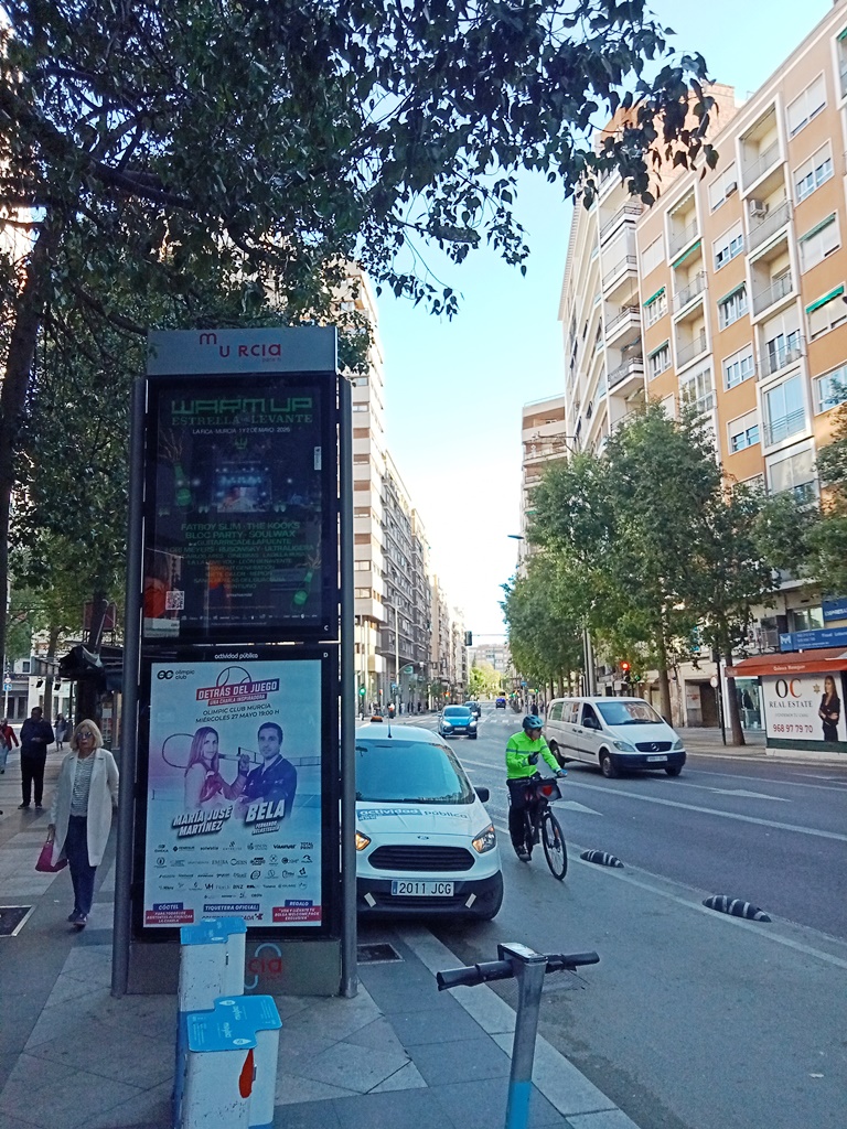 Campaña de publicidad en mupi doble en la Gran Vía Escultor Francisco Salzillo, Murcia