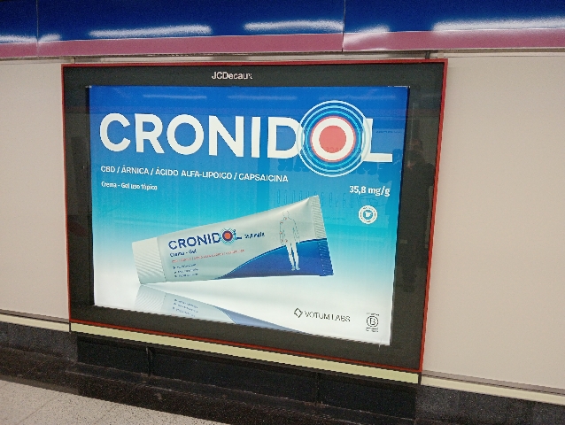 Campaña de publicidad en jet en la estación de metro de Feria de Madrid, junto al recinto ferial de IFEMA, Madrid