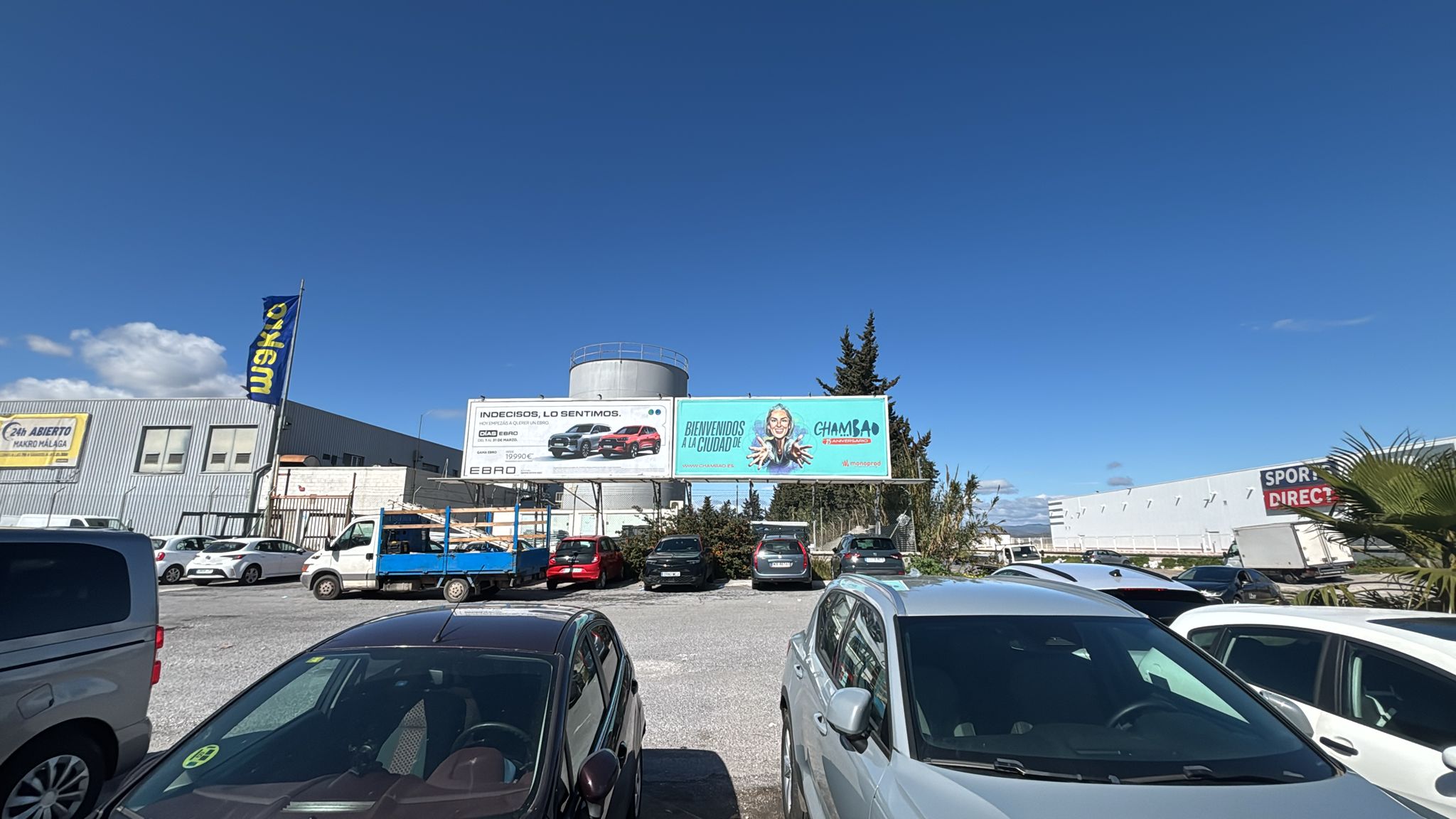 Campaña de publicidad en valla en la avenida de Velázquez, Churriana