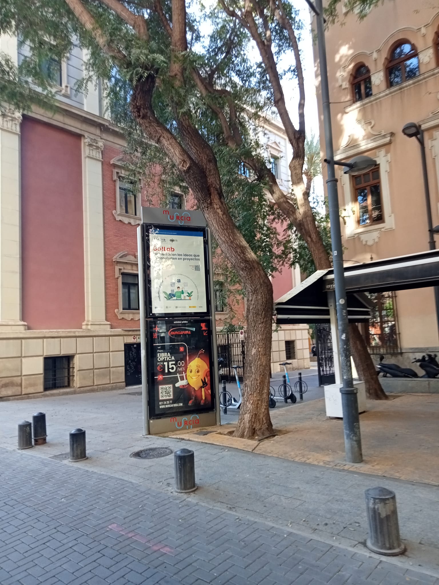 Campaña de publicidad en mupi doble en el Paseo Menéndez Pelayo, Murcia
