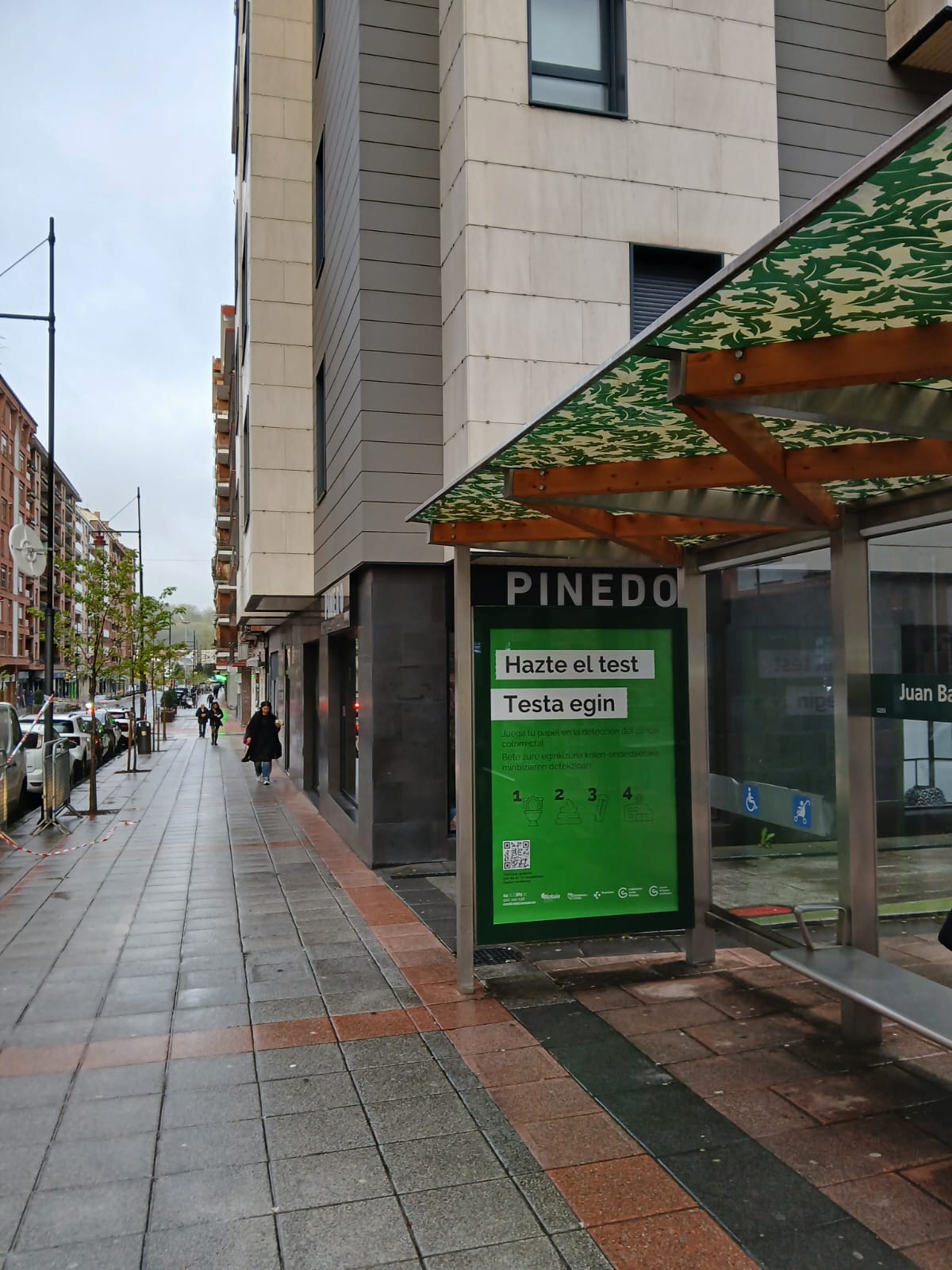 Campaña de publicidad en marquesina en la calle Juan Bautista Uriarte, junto a Plazakoetxe, Galdakao