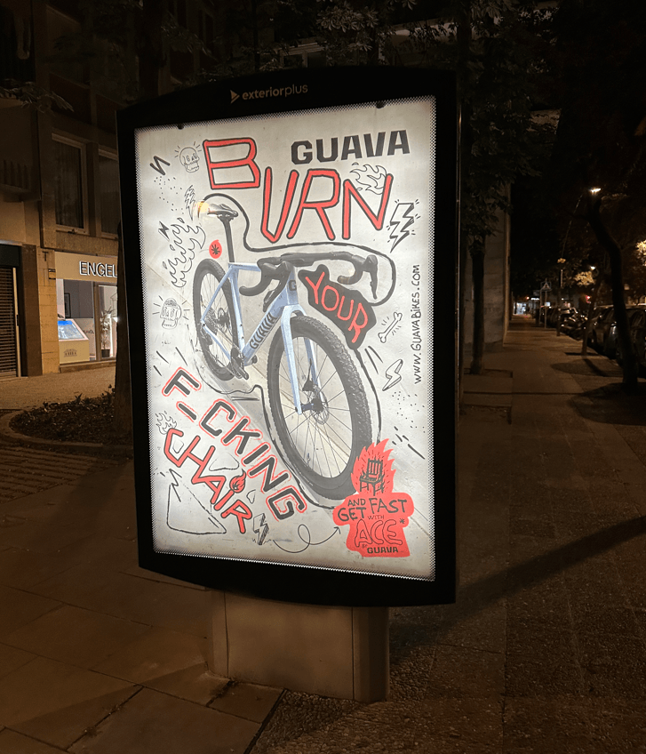 Campaña de publicidad en mupi en la carretera de Barcelona, Girona