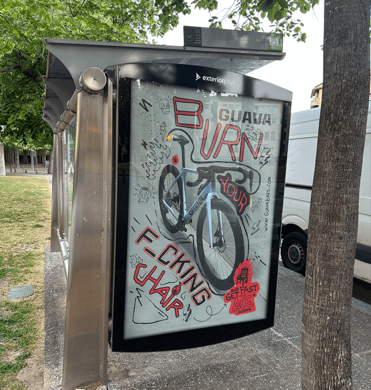 Campaña de publicidad en marquesina en la calle Ramon Folch, Girona