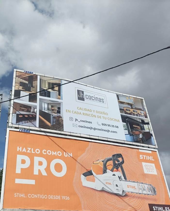 Campaña de publicidad en valla en la carretera de Madrid, Santa Marta de Tormes