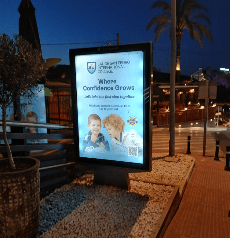 Campaña de publicidad en mupi en la Avenida de la Constitución, San Pedro Alcántara