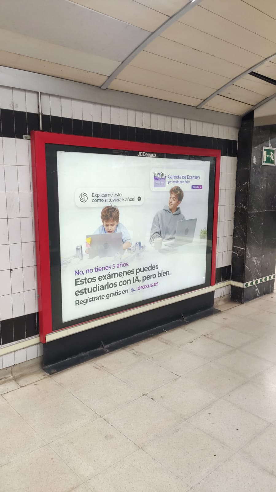 Campaña de publicidad en jet en la estación de metro de Ciudad Universitaria, junto al campus de la avenida Complutense, Madrid