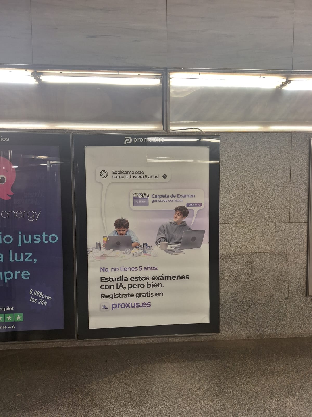 Campaña de publicidad en mupi en la estación de Facultats - Manuel Broseta, Valencia