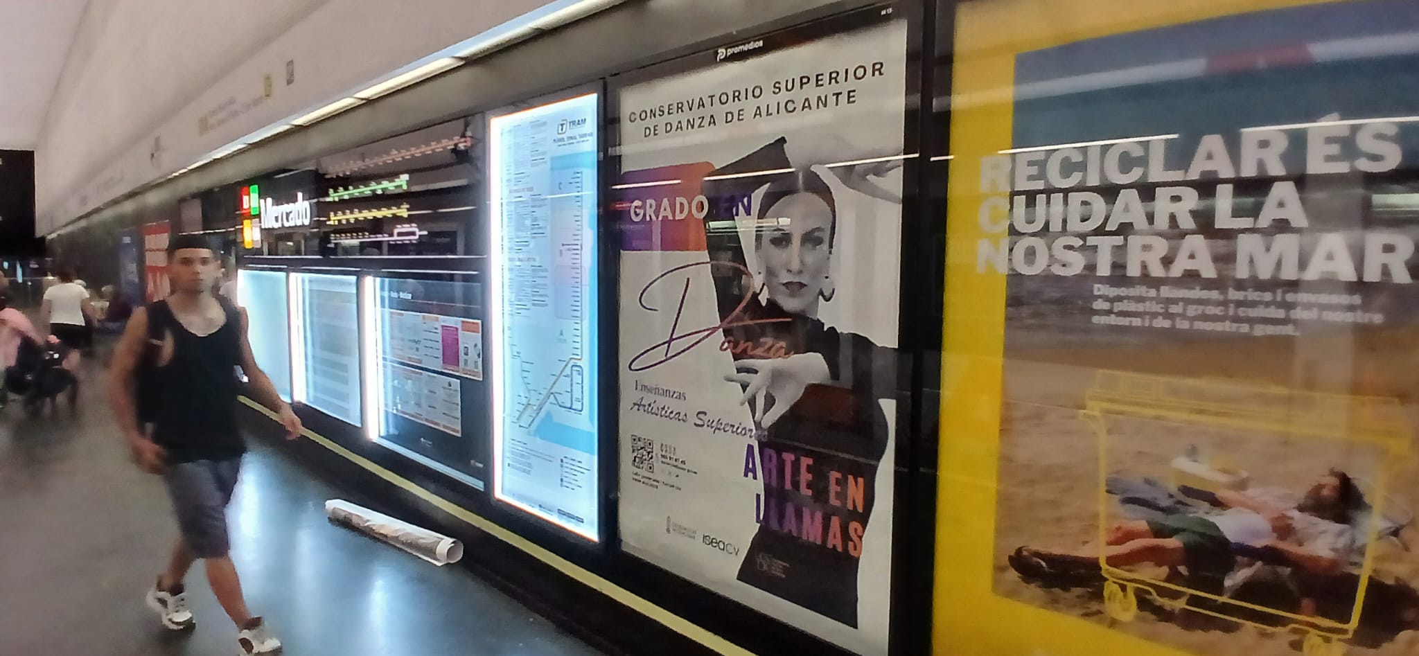 Campaña de publicidad en mupi en la Avenida de Alfonso el Sabio, junto al Mercado Central de Alicante.