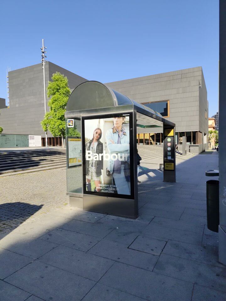 Campaña de publicidad en marquesina en la Avenida Pío XII, Pamplona