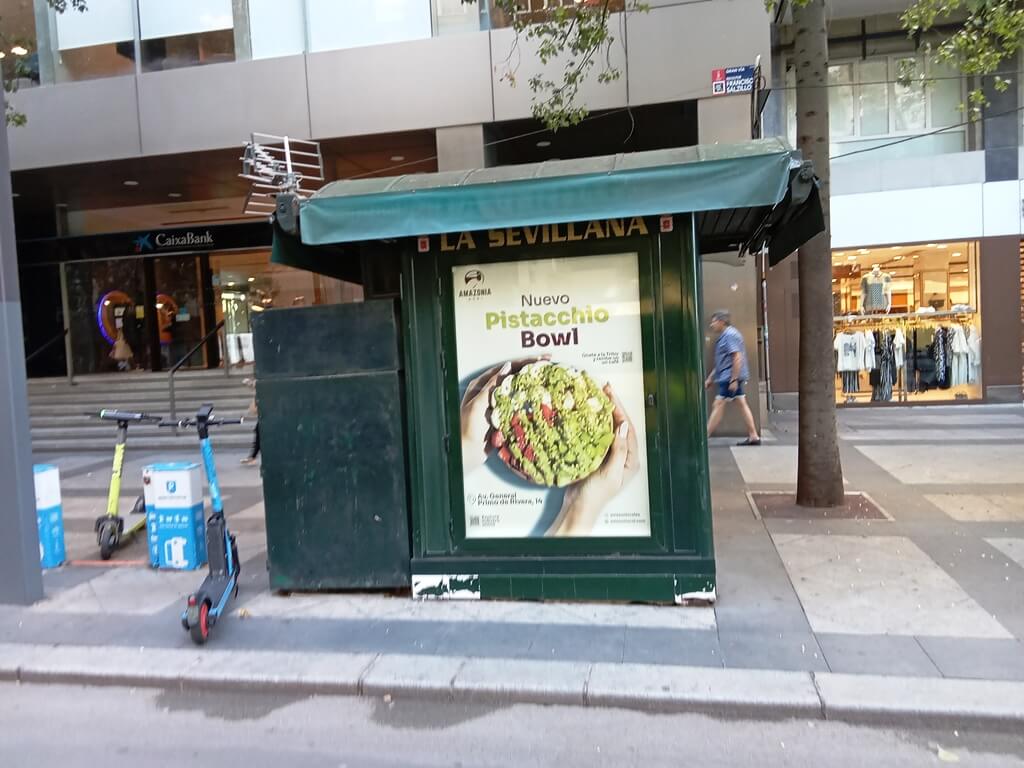 Campaña de publicidad en quiosco en la Plaza de la Fuensanta, Murcia