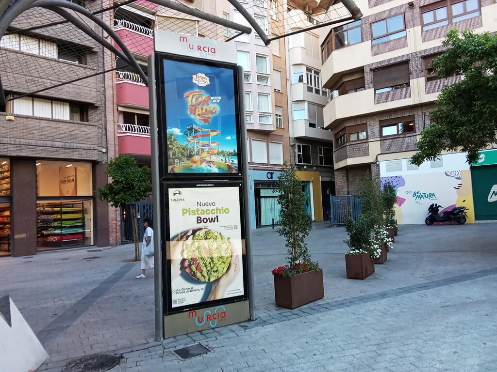 Campaña de publicidad en mupi doble en la Plaza de Santo Domingo, Murcia