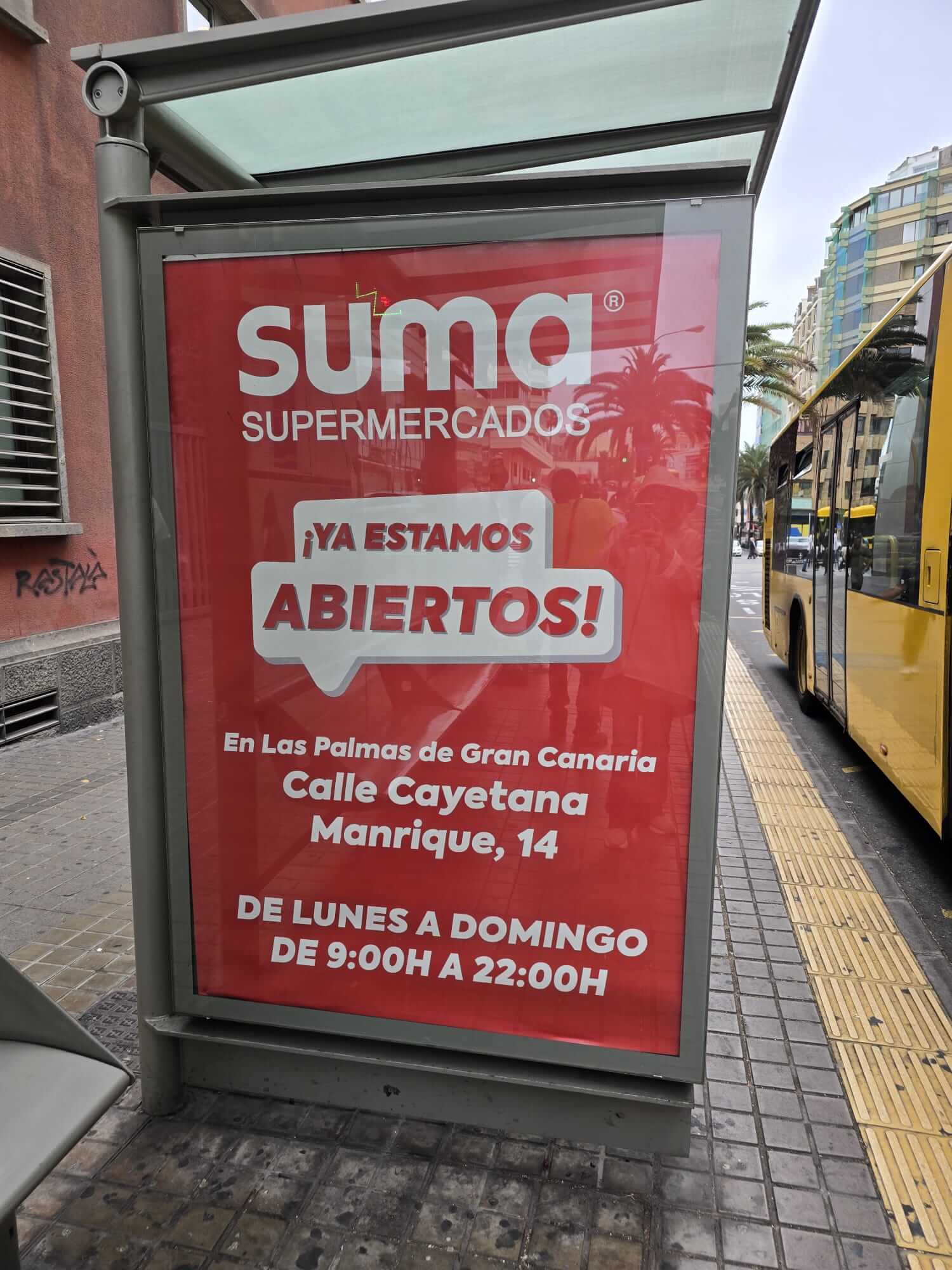 Campaña de publicidad en marquesina en la avenida Felo Monzón, junto al cruce de La Feria, Las Palmas de Gran Canaria