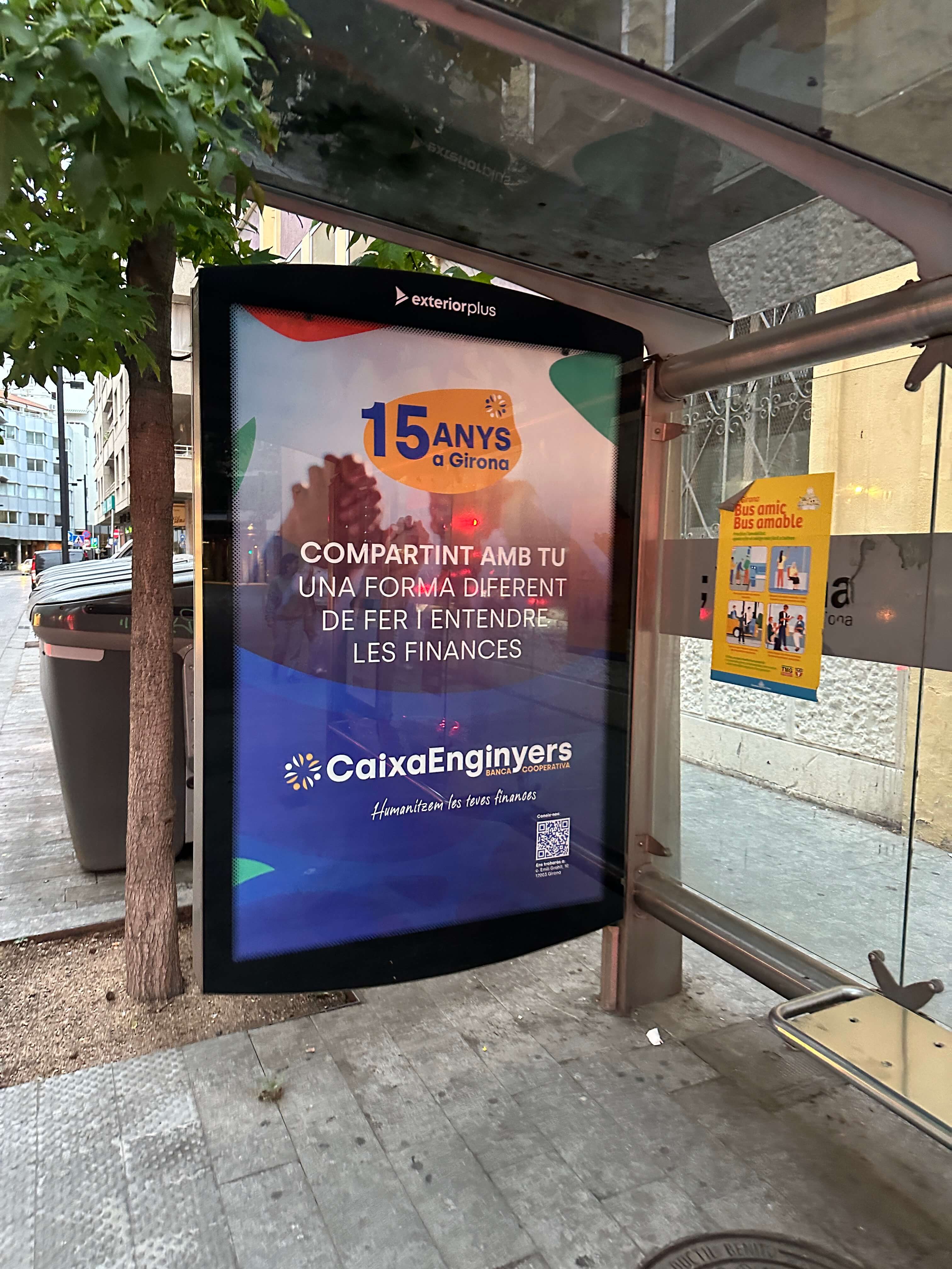 Campaña de publicidad en marquesina en el carrer del General Mendoza, Girona