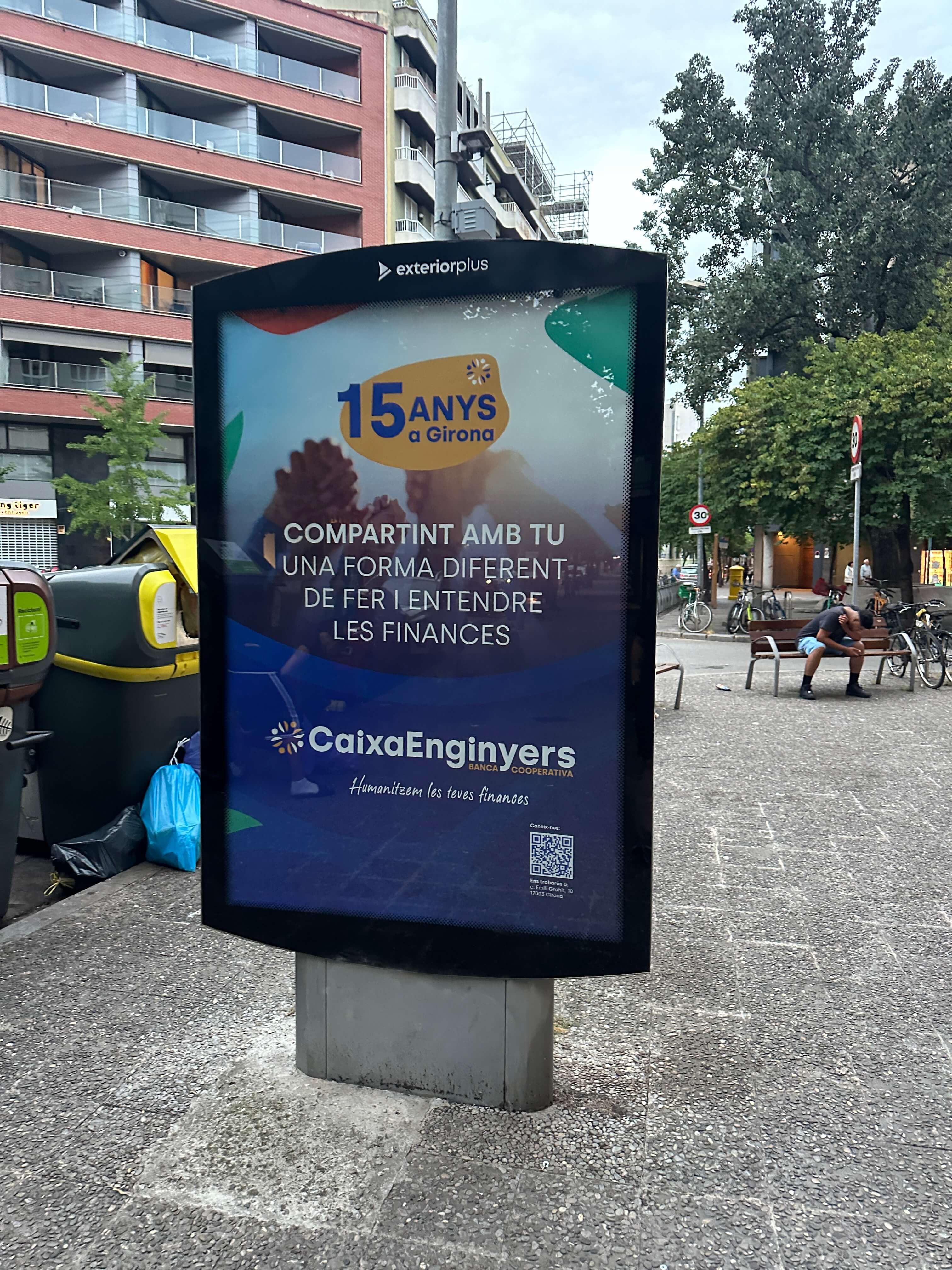 Campaña de publicidad en mupi en el carrer d'Emili Grahit, Girona