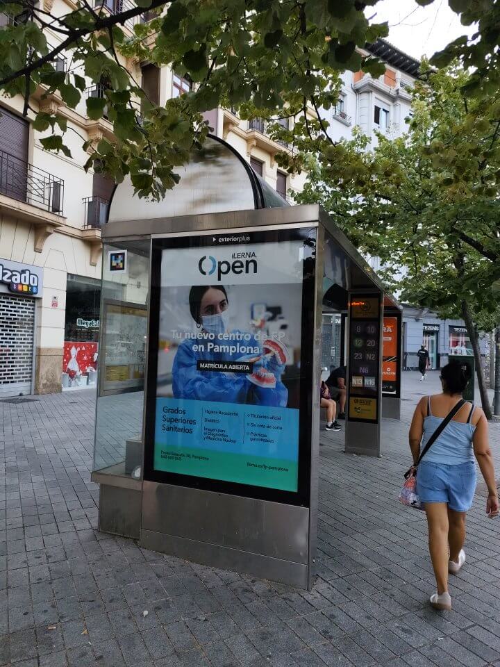 Campaña de publicidad en marquesina en la Avenida de Sancho el Fuerte, Pamplona