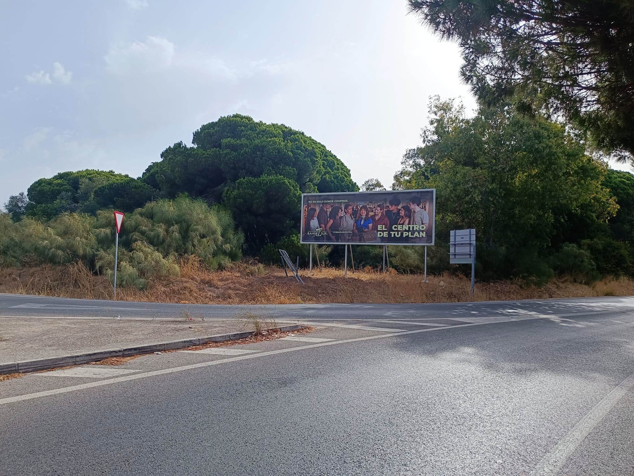 Campaña de publicidad en valla en la Avenida de Fuentebravía, junto a la glorieta de la calle Rosa de los Vientos, El Puerto de Santa María