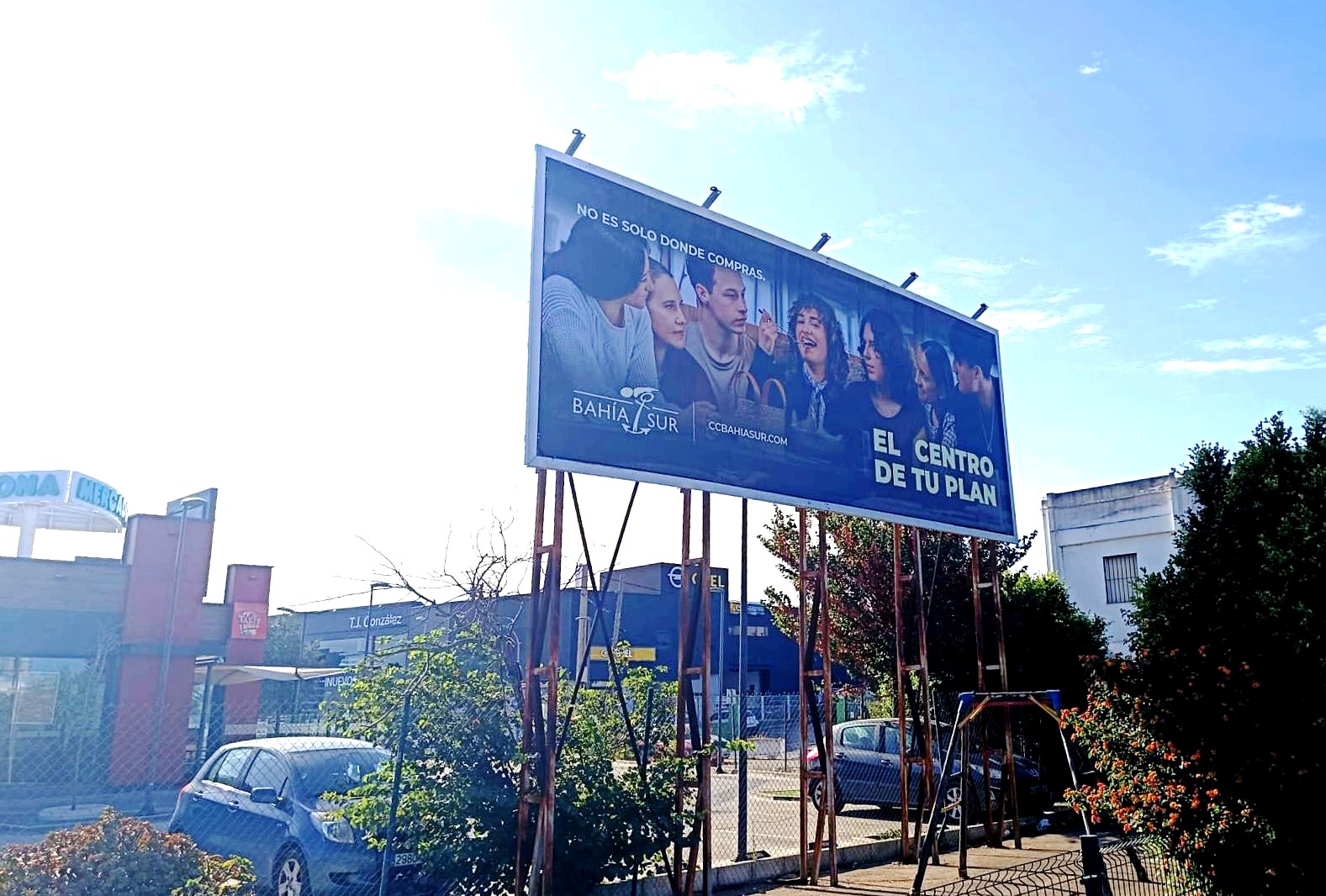 Campaña de publicidad en valla en la avenida de los Descubrimientos, Chiclana de la Frontera