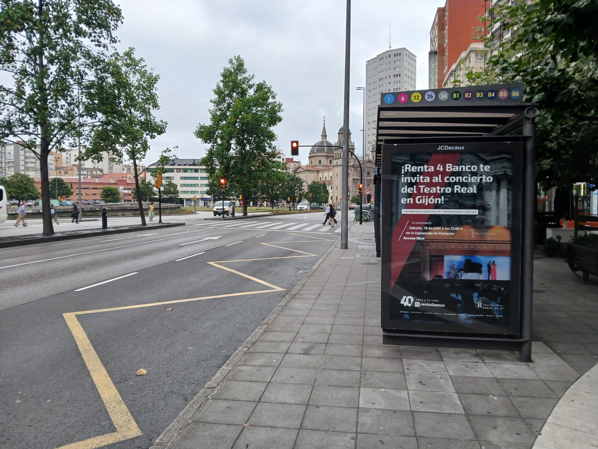 Campaña de publicidad en marquesina en la calle Mariano Pola, frente a la Plaza de la Luz y el Puerto Deportivo de Gijón