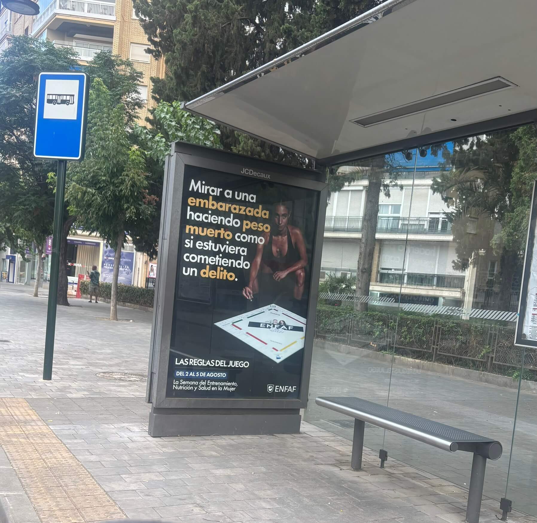Campaña de publicidad en marquesina en la Ronda Norte, antes de la Plaza Emilio Díez de Revenga, Murcia