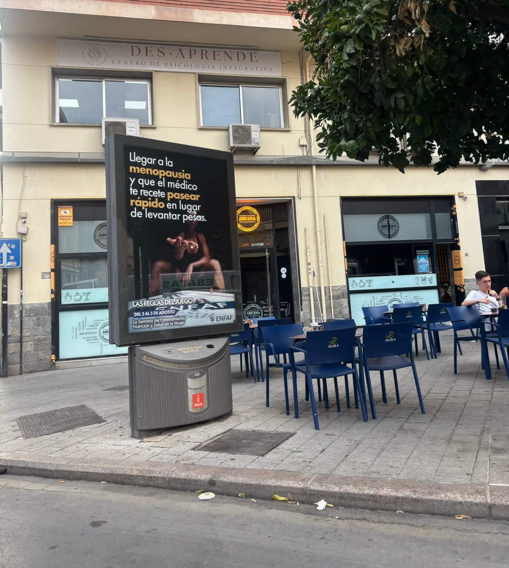 Campaña de publicidad en mupi en la Plaza del Beato Andrés Hibernón, junto a la calle Saavedra Fajardo, Murcia