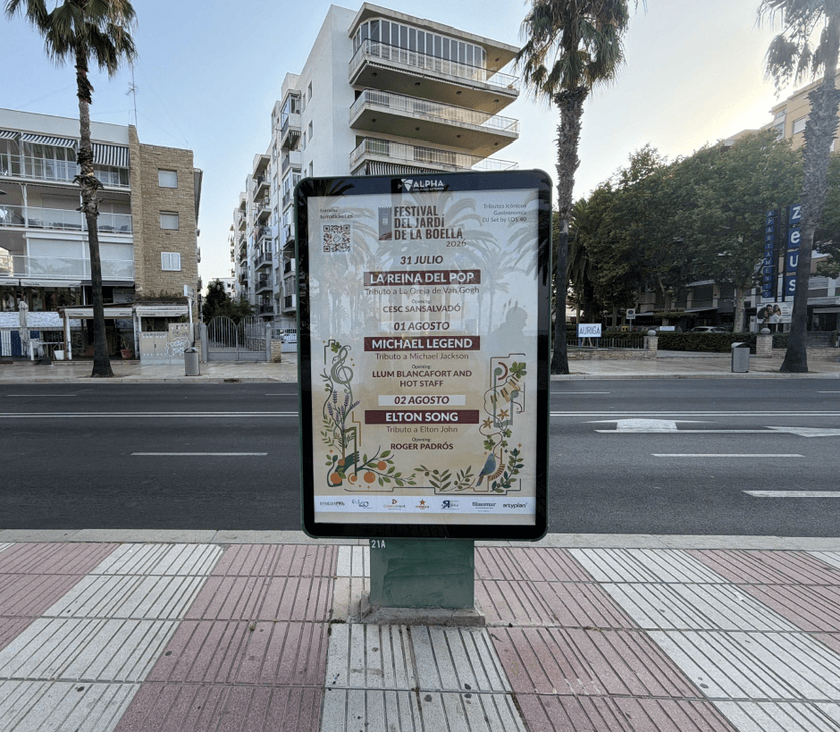 Campaña de publicidad en mupi en el Passeig de Jaume I, junto al paseo marítimo de Salou