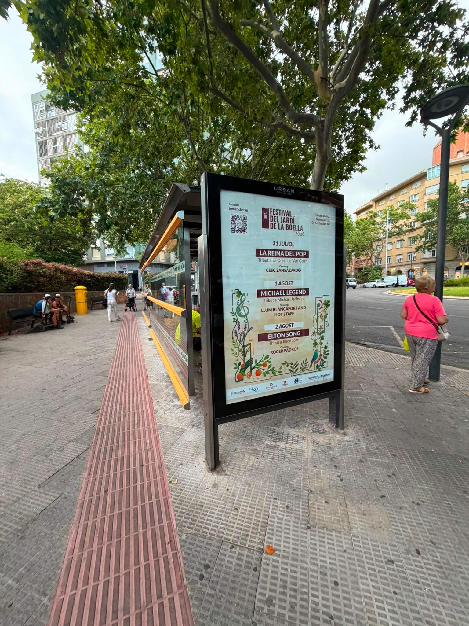 Campaña de publicidad en marquesina en la Plaza de les Oques, junto al Passeig de Sunyer, Reus