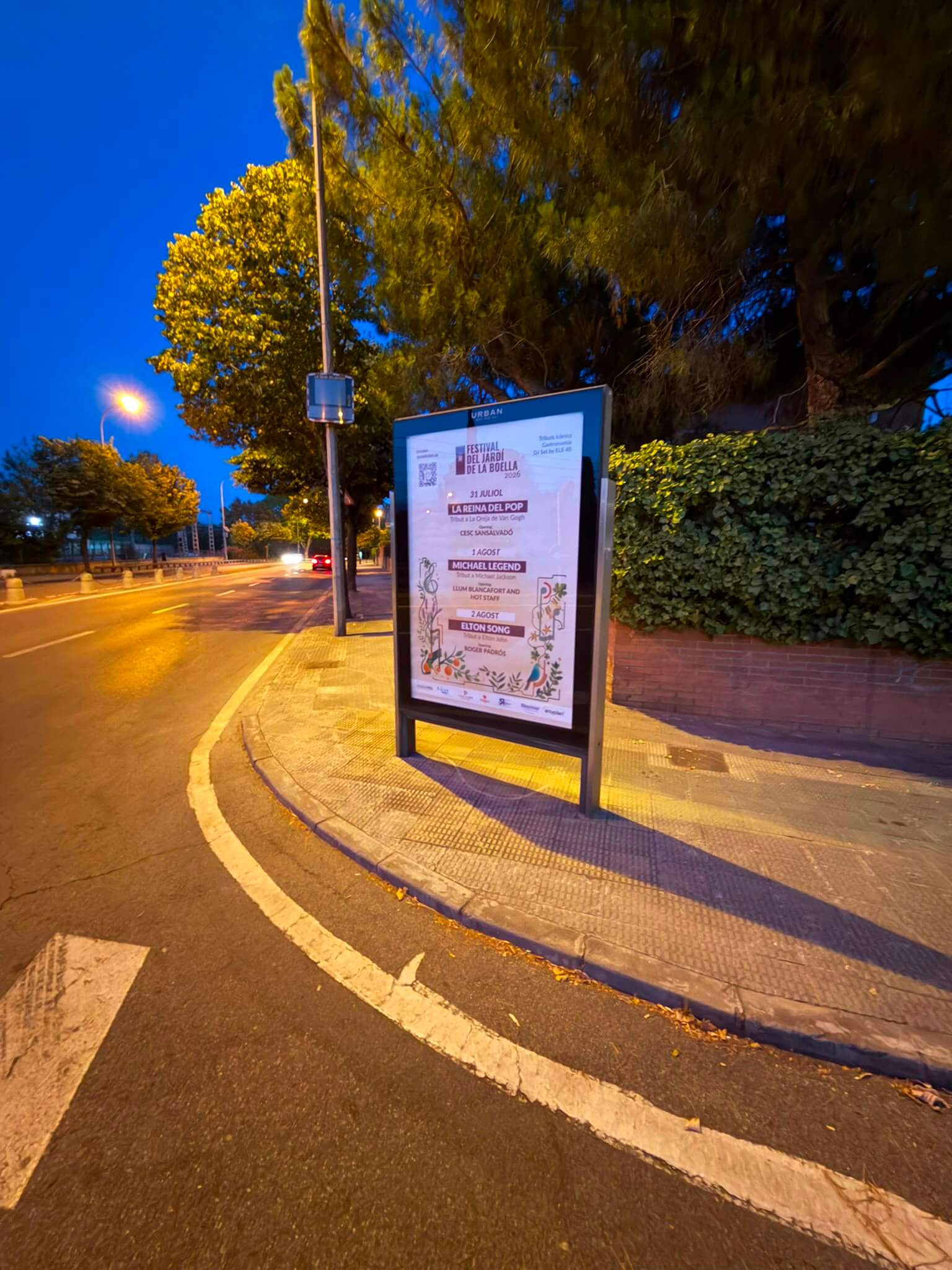 Campaña de publicidad en mupi en la Avenida Onze de Setembre, esquina con Bertran de Castellet, Reus