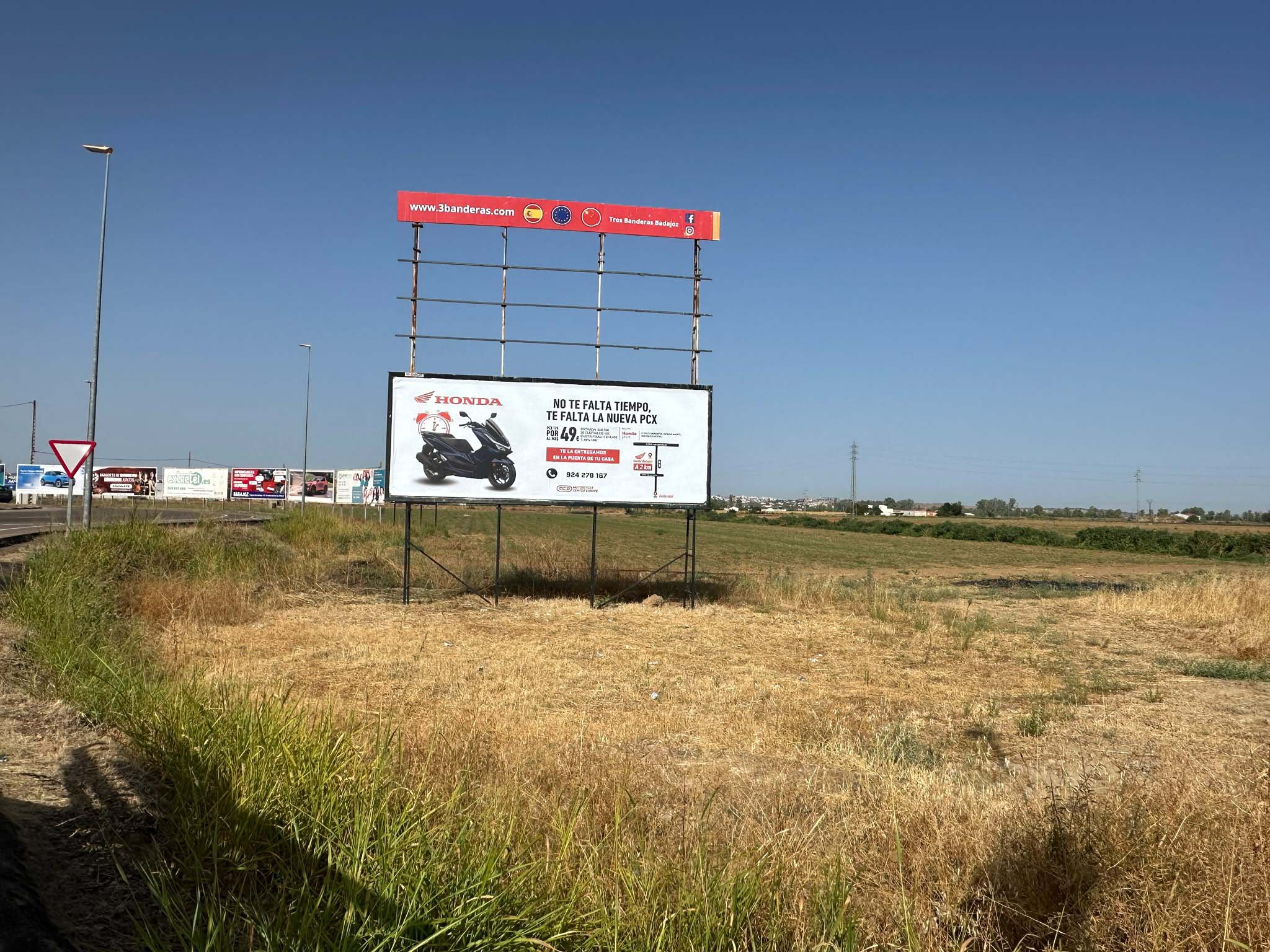 Campaña de publicidad en valla en la carretera de Madrid, Badajoz