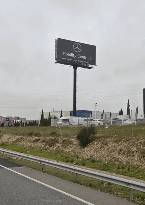 Campaña de un monoposte exterior en Madrid