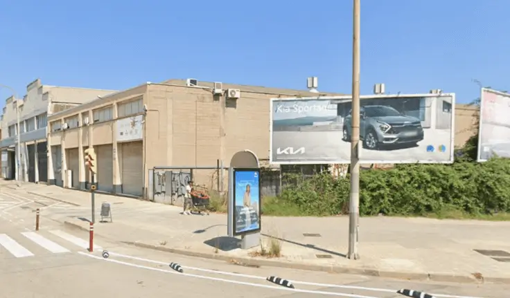 Vallas y mobiliario urbano en entorno industrial