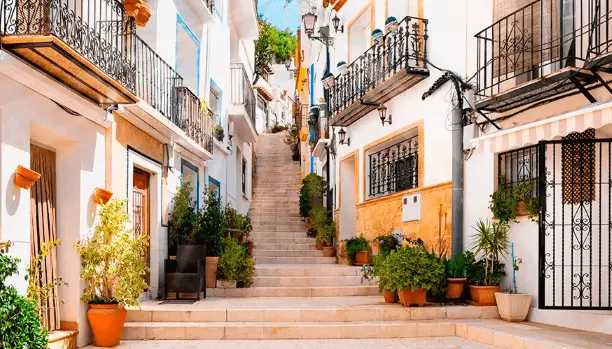 Publicidad exterior en el Barrio de Santa Cruz de Alicante