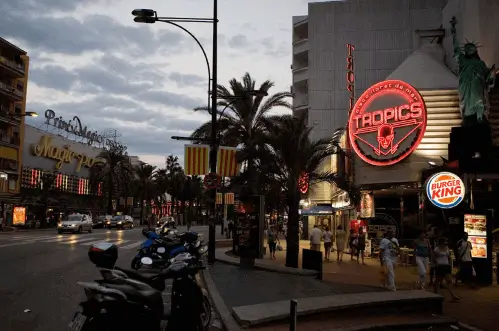 Publicidad en la Avenida Just Marles