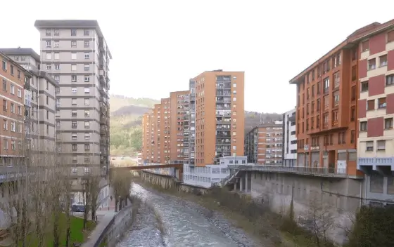 Publicidad exterior en la ciudad de Basauri