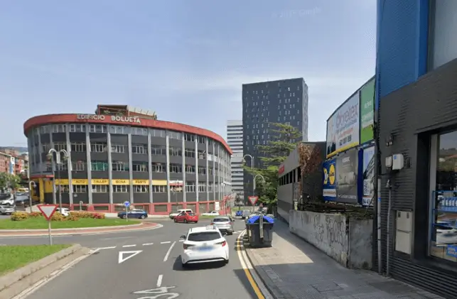 Vallas y mupis en Miraflores y estación de Bolueta