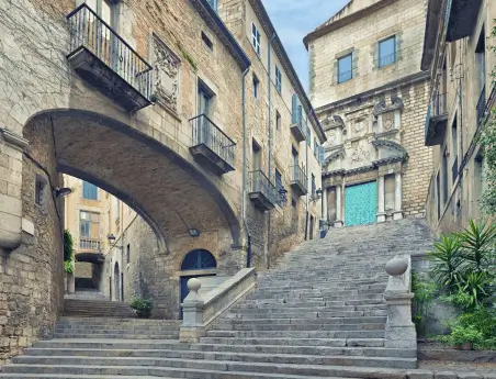 Publicidad exterior en el casco antiguo de Girona