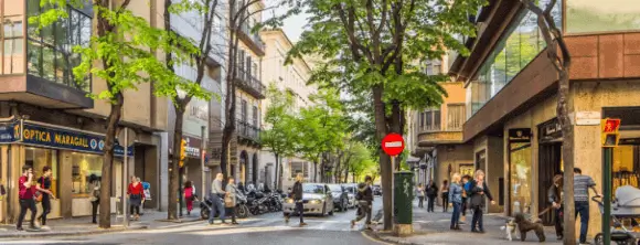 Publicidad exterior en el Eixample de Girona