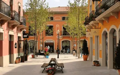 Publicidad exterior en La Roca Village