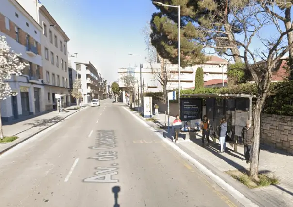 Marquesina en entrada del Hospital d’Igualada y valla en N-II km 555