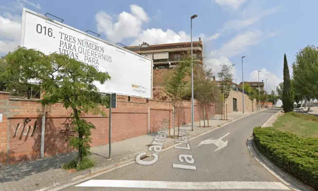 Vallas en el acceso desde Vilanova del Camí a Igualada