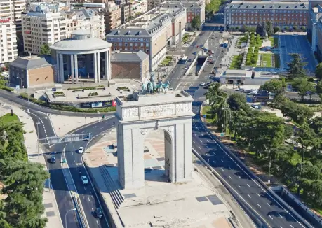 Publicidad exterior en Moncloa y Argüelles, Madrid
