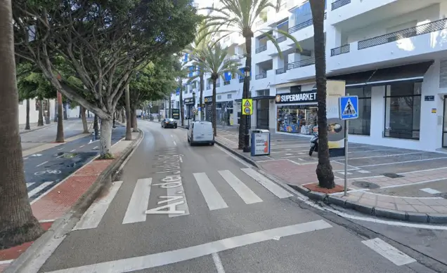 Publicidad exterior en Puerto Banús y Nueva Andalucía Mupis, marquesinas y columnas en Puerto Banús y Nueva Andalucía