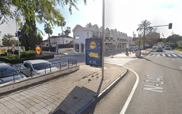 Publicidad exterior en N-340 Marbella Este Marquesinas y mupis a lo largo de la N-340 en Marbella Este